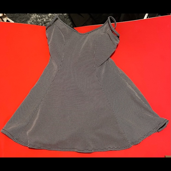 Anne Cole Sexy Slimming B&W Skirted One-piece Suit - Picture 3 of 7